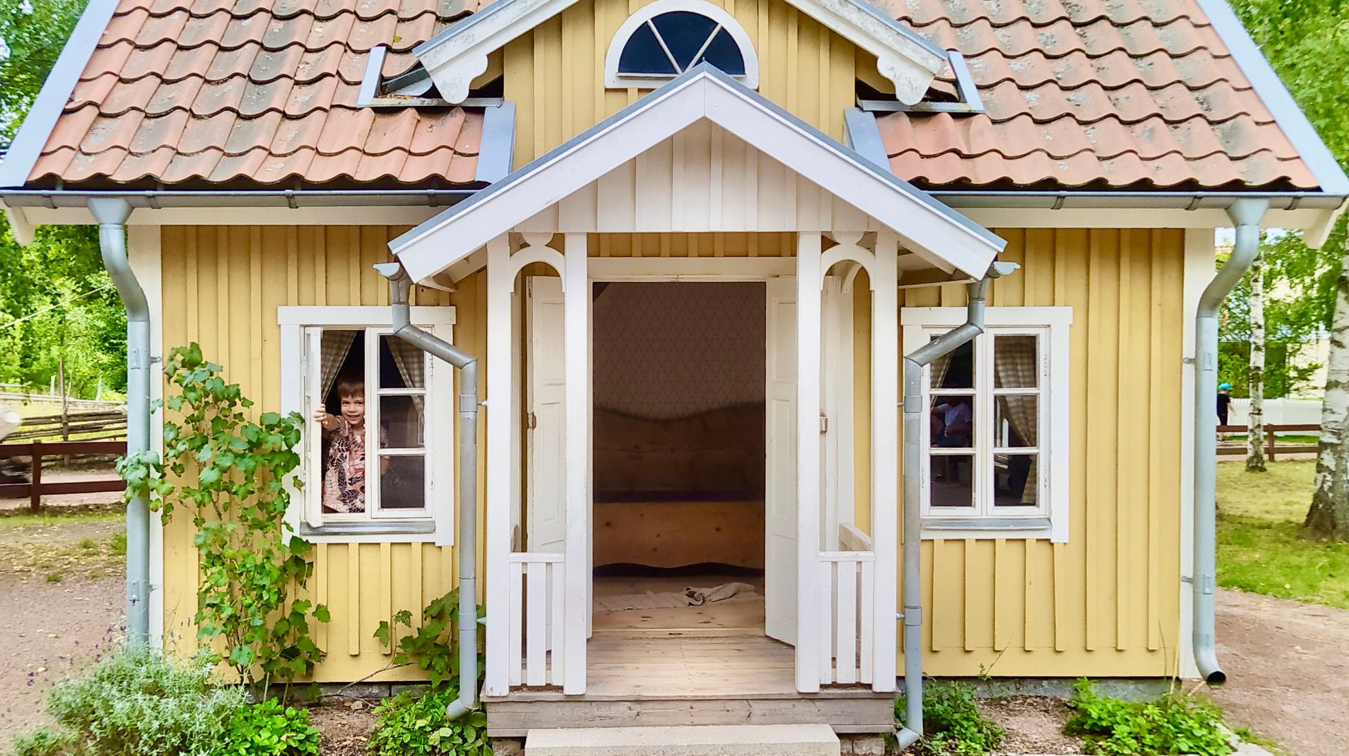 Żółty domek w parku Astrid Lindgren